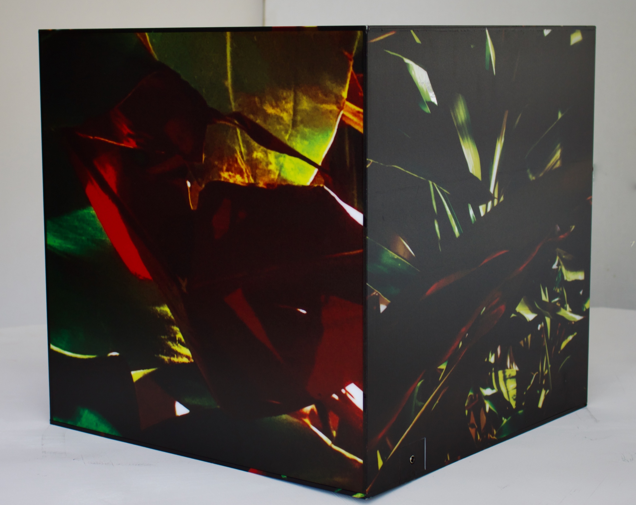 Click here to view      Luzes da Floresta: Cubos de Luz Vermelho by Silvana LaCreta Ravena