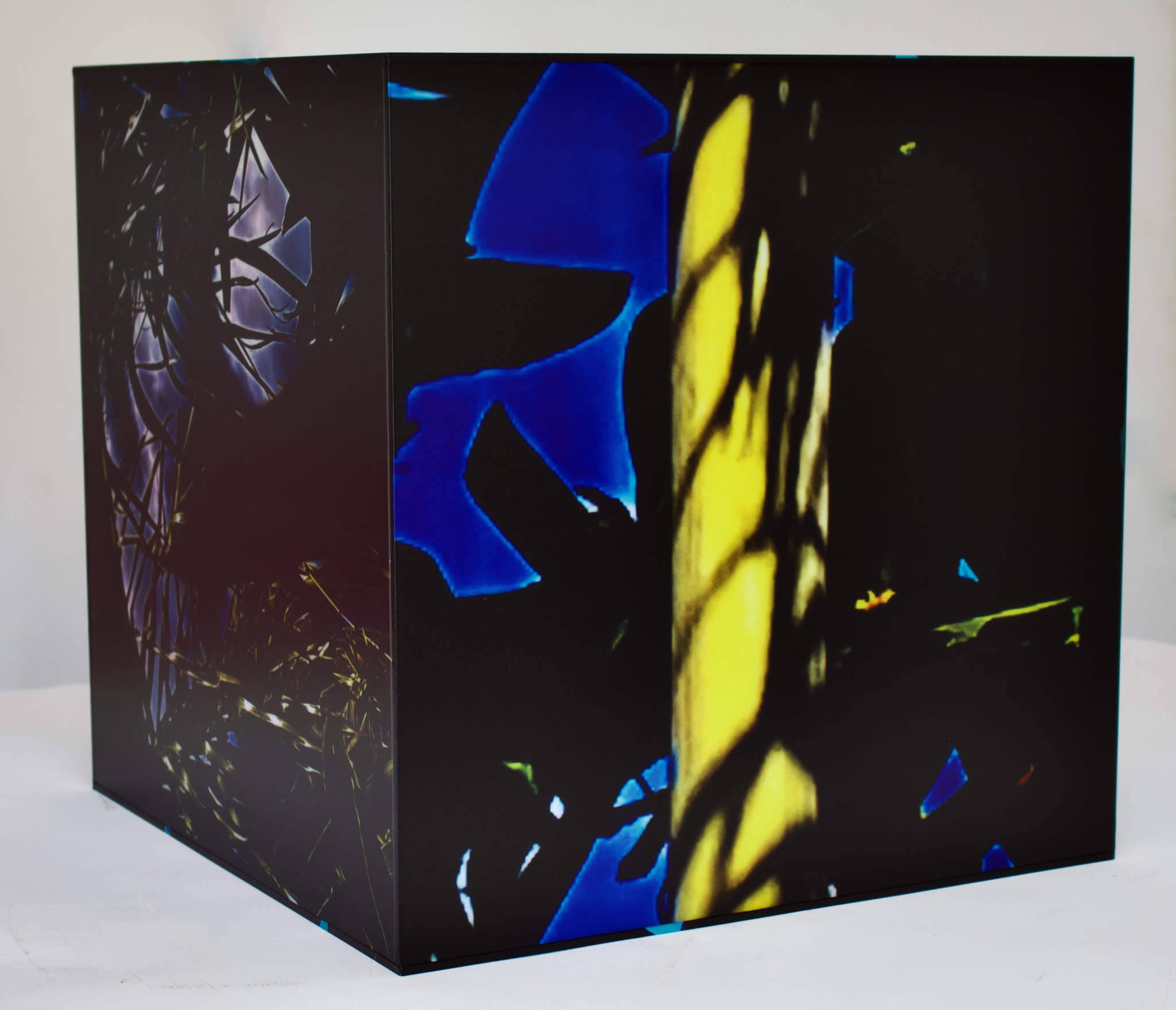 Click here to view      Luzes da Floresta: Cubos de Luz Azul by Silvana LaCreta Ravena