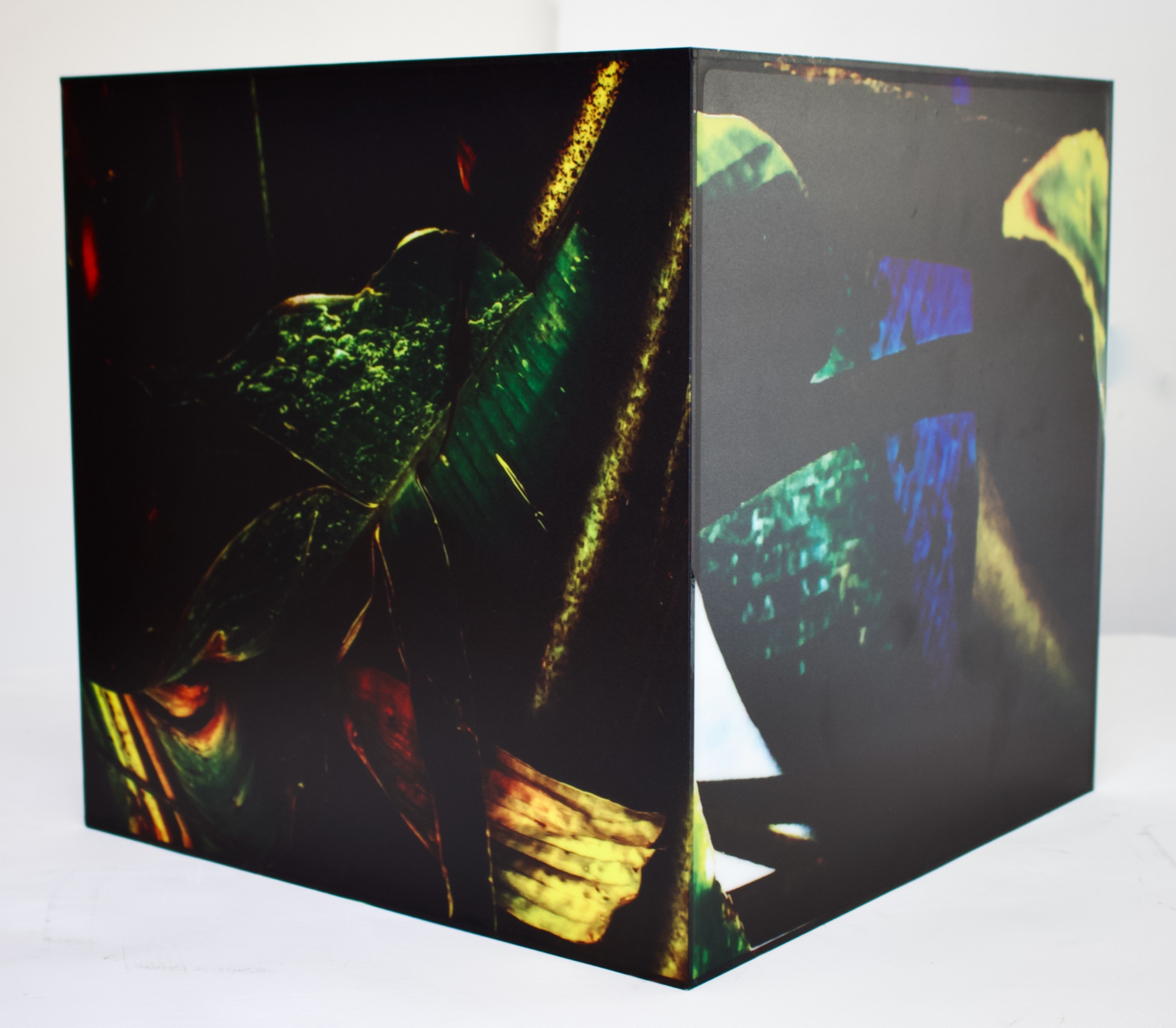 Click here to view      Luzes da Floresta: Cubos de Luz Verdes Variados by Silvana LaCreta Ravena